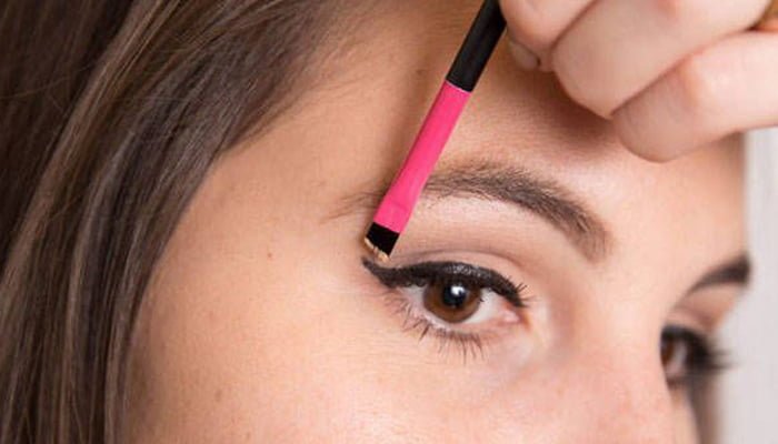 استفاده از استیکر برای داشتن خط چشم زیبا